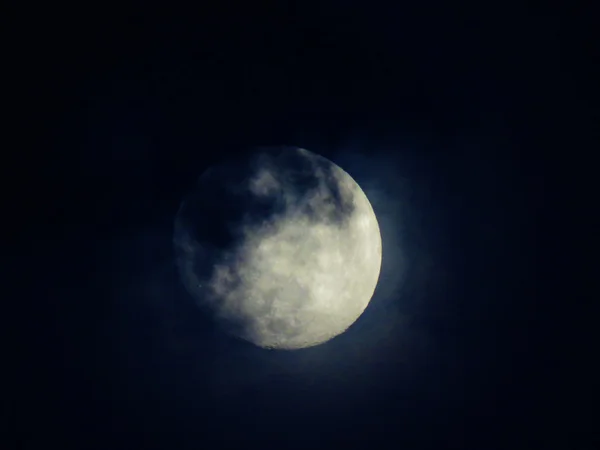 月亮在黑暗中的和移动的云 — 图库照片
