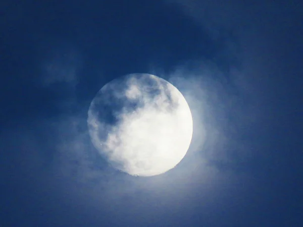 Луна и голубое небо и движущиеся облака — стоковое фото