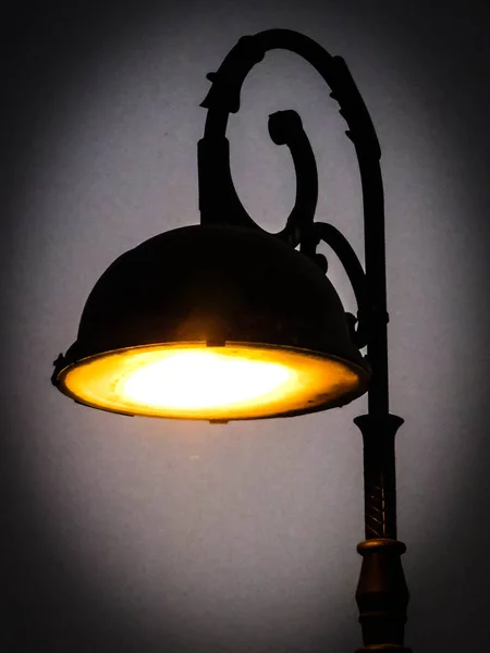 Bir elektrik direği silüeti