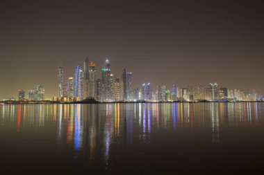 Dubai Yat Limanı geç akşam içinde