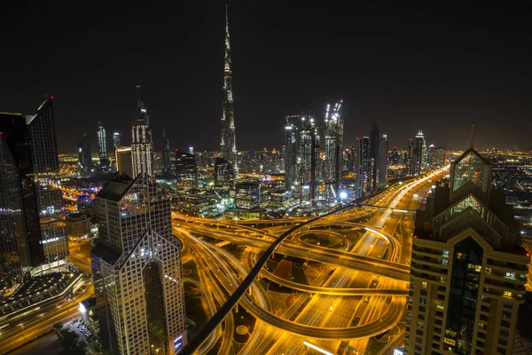 Dubais Skyline am späten Abend — Stockfoto