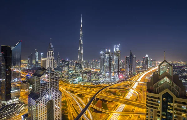 Dubais Skyline in der Dämmerung lizenzfreie Stockfotos