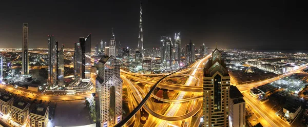 Dubai panorama in de late avond Stockfoto