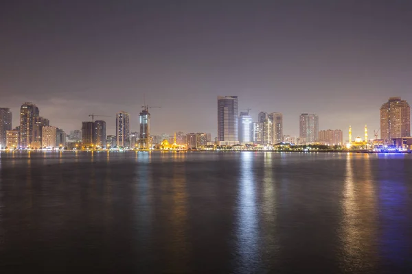 Panoramę miasta Szardża w Zjednoczonych Emiratach Arabskich — Zdjęcie stockowe