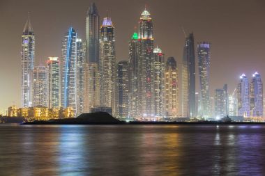 Geç akşam içinde Dubai Marina manzarası
