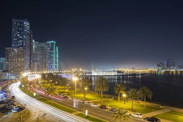 Sharjah città vicino al lago Khalid a tarda sera — Foto Stock