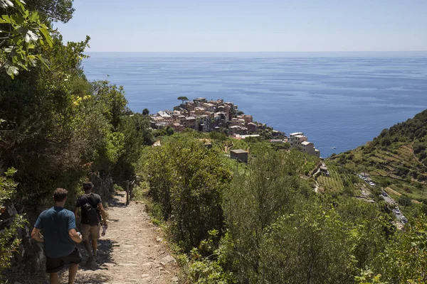 stock image View of Corniglia village from the path on the hill and two travelers