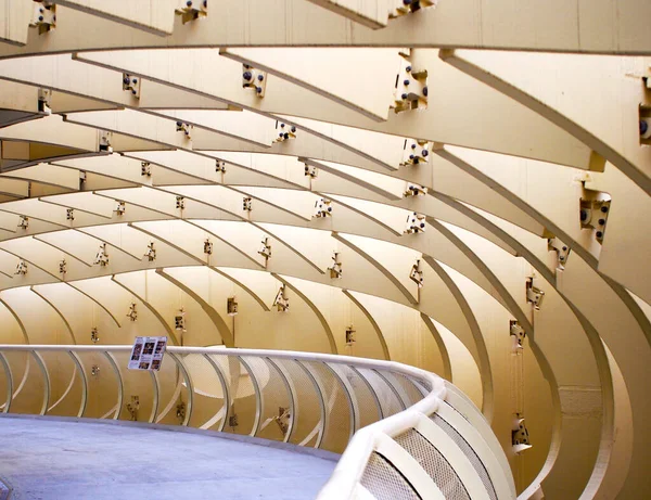 Metropol Parasol, İspanya 'nın Seville şehrinde La Encarnacin Meydanı' nda bulunan ahşap bir yapıdır. Alman mimar Jrgen Mayer tarafından tasarlanmış ve Nisan 2011 'de tamamlanmıştır.. 