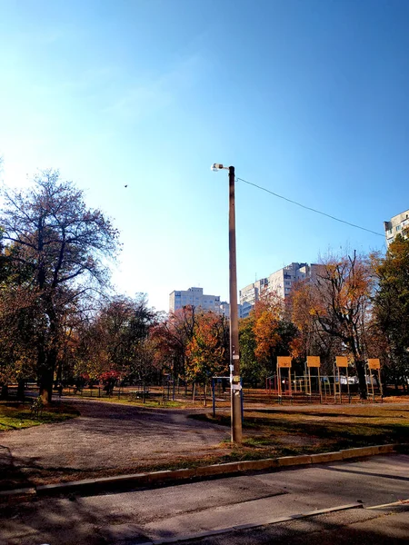 Kharkiv 'de bir yerde sonbahar günü. Ekim 2019