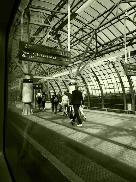 Metro istasyonundaki bilgi panosu. İnsanlar kendi işlerine bakarlar. Sepya. Moskova, Rusya.