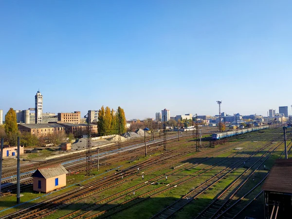 Tren uzun bir yolculuk için istasyondan ayrılıyor. Harkiv, Ukrain. Ekim 2019.