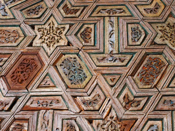 Duvarda geometrik şekillerde karmaşık ahşap desenler var. Sevilla, İspanya. Ağustos 2012.