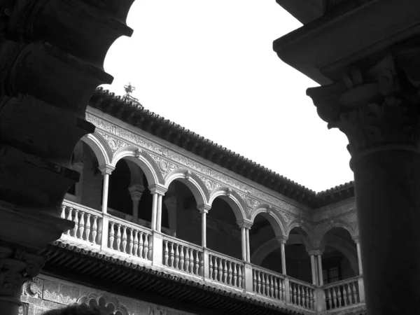 Seville, Endülüs, İspanya. Sevilla 'dan Alczar, Müteahhitlik Merkezi. Ağustos 2012.Sevilla Kraliyet Alczarları, Castile.B / W Hristiyan kralı Peter için Sevilla 'da inşa edilmiş bir kraliyet sarayıdır.