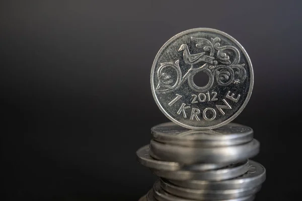 Крупный План Норвежской Монеты Одну Крону Стоящей Пачке Монет Черном — стоковое фото