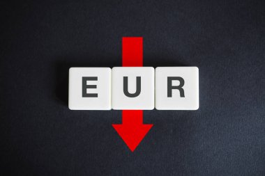 Avrupa Birliği alfabetik para birimi kodu (EUR) ve siyah arkaplan üzerindeki kırmızı ok.