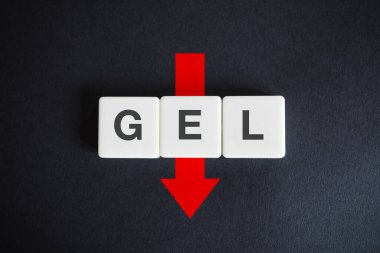 Gürcistan lari alfabetik para birimi ISO kodu (GEL) ve siyah zemin üzerinde kırmızı ok. Gürcistan Ekonomi.