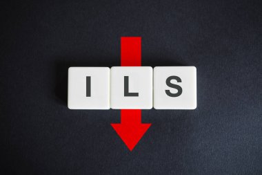 İsrail 'in yeni shekel alfabetik para birimi ISO kodu (ILS) ve siyah zemin üzerinde kırmızı ok. İsrail ekonomisi.