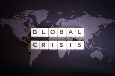 Dünya durgunluğu ve küresel kriz. Siyah arkaplanda harf ve dünya haritasını engelle.