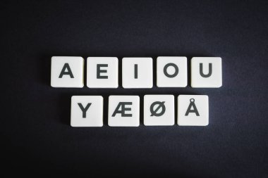 Yeni Zelanda Doları alfabetik para birimi ISO kodu (NZD) ve siyah zemin üzerinde kırmızı ok. Yeni Zelanda Ekonomisi.