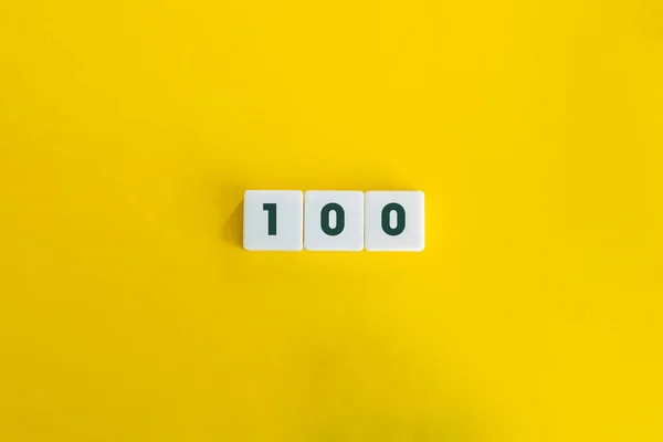 Zahl Hundert 100 Auf Blockbuchstaben Auf Gelbem Hintergrund Minimale Ästhetik — Stockfoto