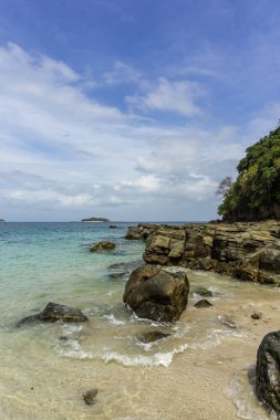 Arkasında Bartolome adası olan Contadora Adası 'ndaki Galeon plajı.