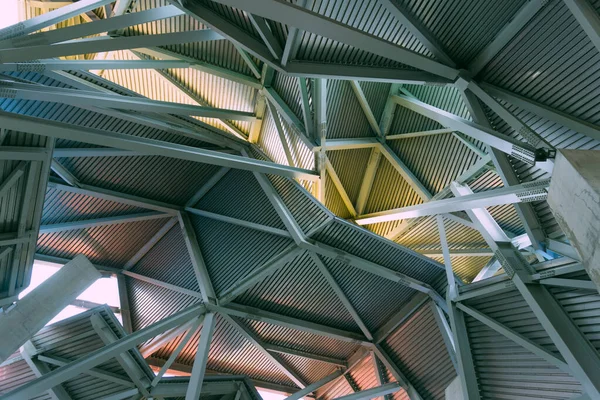 Modern, metal, zig-zag tavanının tam kare görüntüsü.