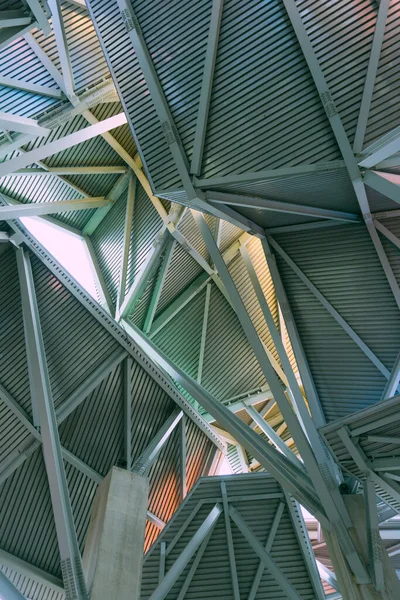 Modern, metal, zig-zag tavanının tam kare görüntüsü.