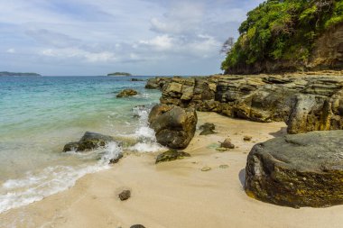 Arkasında Bartolome adası olan Contadora Adası 'ndaki Galeon plajı.