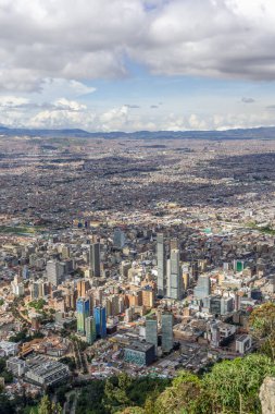 Monserrate 'den Bogota' ya. Kolombiya başkentinin havadan görünüşü.