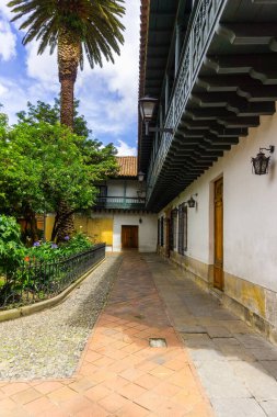 Bogota, Kolombiya 'daki Etoğrafya Müzesi ve Plazoleta del Cuervo. La Candelaria Mahallesi Koloni Mimarisi.