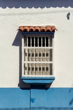 Cartagena eski şehri Kolombiya 'da güneşlik ve ahşap işlemeli tipik İspanyol sömürge tarzı pencere..
