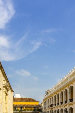Kolombiya, Cartagena 'daki Deklarasyon Meydanı' nı çevreleyen binalar.