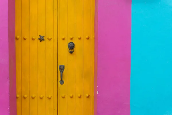 Желтые Вудские Двери Оживленной Цветной Стене Старом Городе Картахены Колумбия — стоковое фото