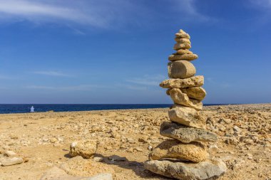 Aruba 'nın engebeli doğu kıyısındaki Kayalık Cairn Sahası Bushiribana Altın Değirmeni Harabeleri