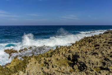 Aruba 'nın engebeli doğu kıyısı Bushiribana Altın Değirmeni Harabeleri