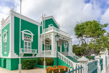 Aruba 'daki Oranjestad şehir merkezindeki Hükümet Binalarının Renkli Dış Yüzeyi