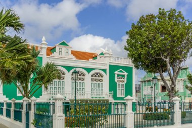 Aruba 'daki Oranjestad şehir merkezindeki Hükümet Binalarının Renkli Dış Yüzeyi