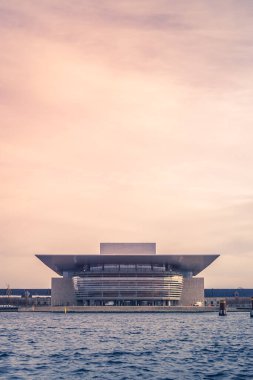 Kopenhag Opera Binası manzarası. Danimarka 'nın ulusal opera binası ve dünyanın en modern opera binalarından biri..