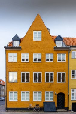 Renkli Ev ve Bisikletli Güzel Kopenhag Sokak Sahnesi.