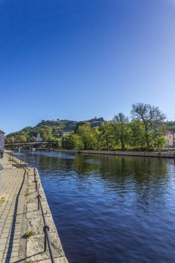 Halden, Norveç 'teki Tista Nehri' nde Pedestrian Köprüsü ve Fredriksten Kalesi.