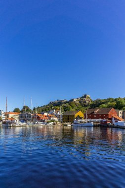 Halden rıhtımı güneşli, yaz günü Fredriksten kalesiyle birlikte. Ostfold County, Norveç.