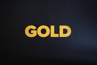 Siyah arka planda altın renkli sözcük. Asgari estetik. Yüksek çözünürlüklü fotoğrafçılık.