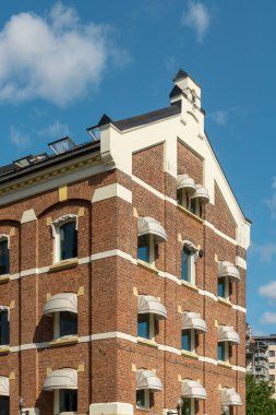 Norveç, Oslo 'daki Nydalen mahallesindeki güzel tuğla bina..