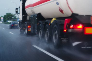 Tanker ıslak bir yolda ilerliyor.