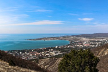 Dağların tepesinden Gelendzhik tatil köyünün manzarası. Karadeniz kıyısı. İlkbahar 2020