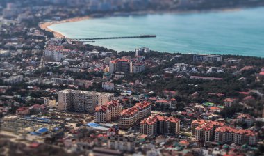 Karadeniz kıyısındaki Gelendzhik tatil beldesi. Bulanık efektli ve binaların minyatürleriyle yakın plan. Eğim değiştirme efekti