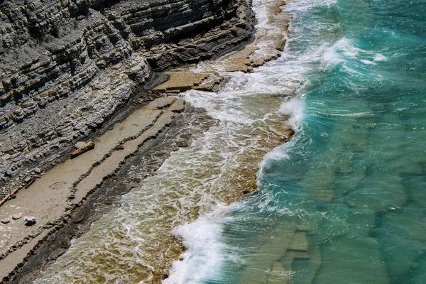 Hullámok Sziklák Sosnovka Kemping Vad Strandján Gelendzhik Üdülőváros Szélén Fekete — Stock Fotó