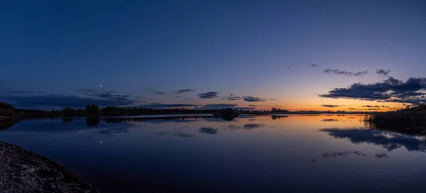 Спокійний Вечірній Пейзаж Біля Озера Літню Ніч — стокове фото