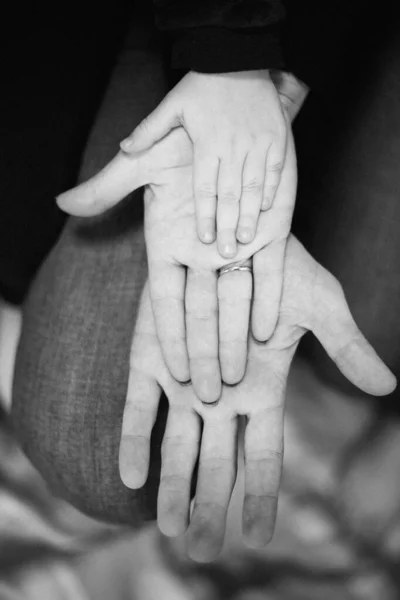 Manos de niño de familia. Padre y madre sosteniendo al niño. Primer plano de la mano del niño en los padres — Foto de Stock