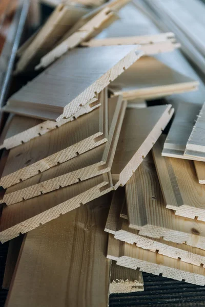 Deski wykończeniowe chaotycznie leżące w stercie, deski drewniane — Zdjęcie stockowe